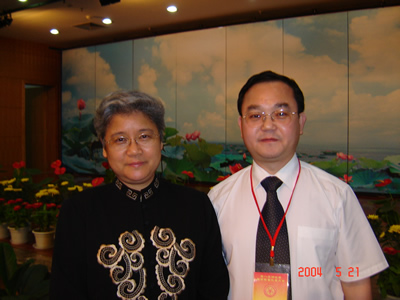 時(shí)任中國僑聯(lián)副主席唐聞生