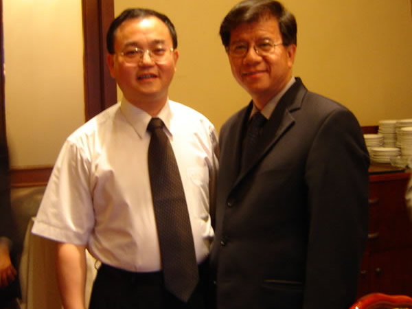 時(shí)任加拿大文化部長陳卓愉