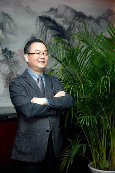 快過(guò)刀，準(zhǔn)超尺，亮勝光，激光正成為21世紀(jì)最為矚目的高新技術(shù)之一
