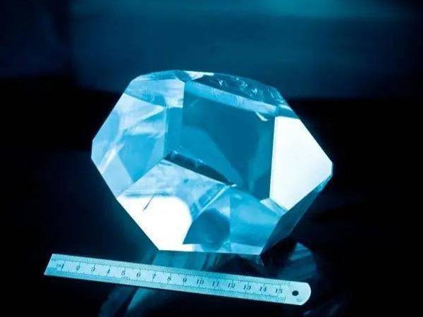 LBO晶體的 10 個基本方面：其特性、應(yīng)用和制造的詳細指南