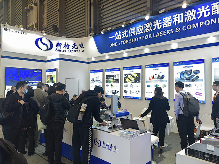 新特光電工作人員態(tài)度熱情、專(zhuān)業(yè)、耐心地向觀眾們講解產(chǎn)品的性能參數(shù)
