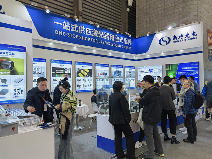 新特光電工作人員態(tài)度熱情、專(zhuān)業(yè)、耐心地向觀眾們講解產(chǎn)品的性能參數(shù)
