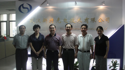 湖北省僑聯(lián)謝余卡主席率領副主席何光源、劉文華、王愛民和副巡視員羅連運來新特光電調(diào)研